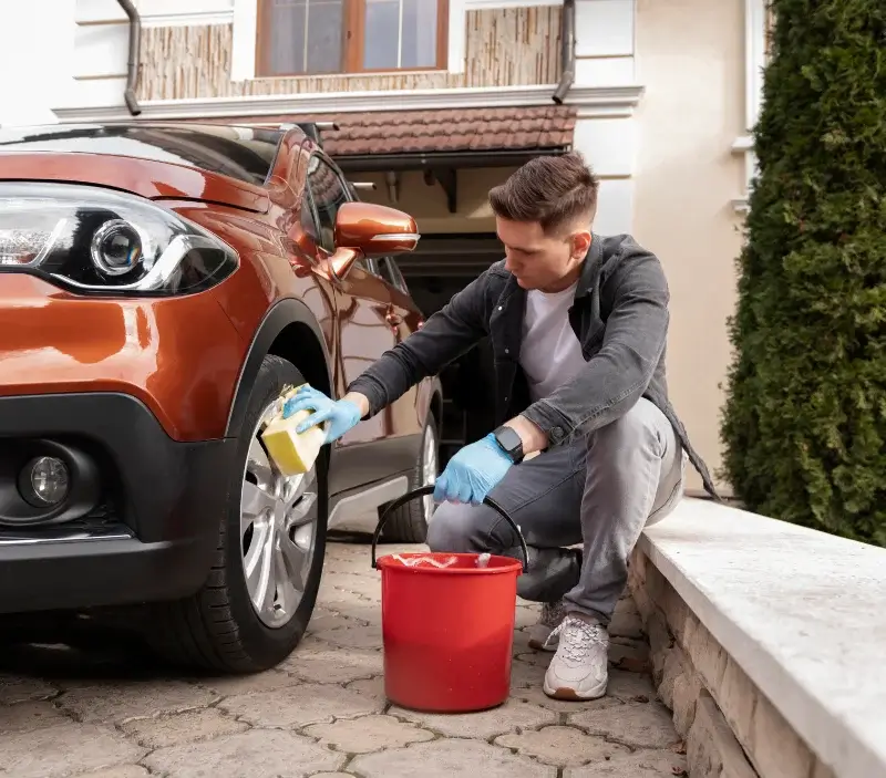 Lavage auto à domicile Courcité : professionnel intervenant sur un véhicule